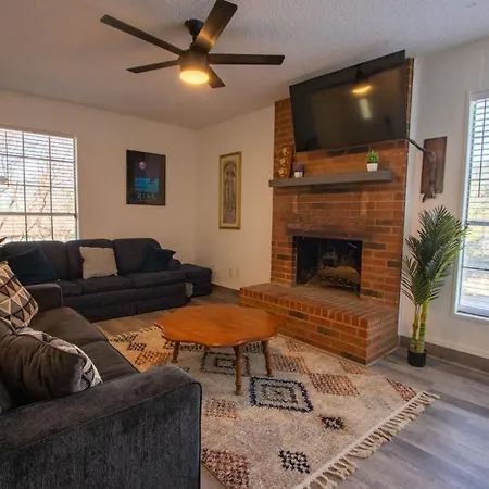 The Wonder Inn - Sleeps 11 Near Tcu
